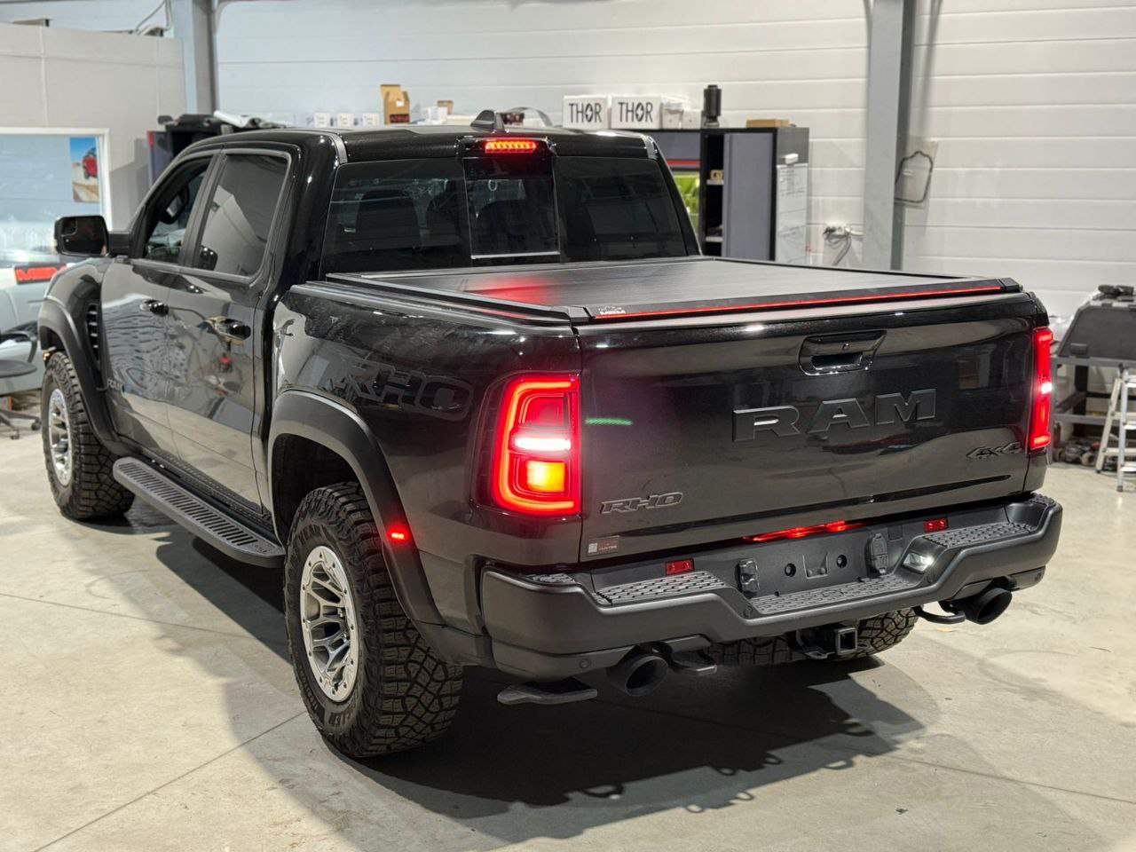 5470137410261219420 Электрическая роллета DODGE RAM 5470137410261219420 2 - МБМ МИР БОЛЬШИХ МАШИН MBMTECH