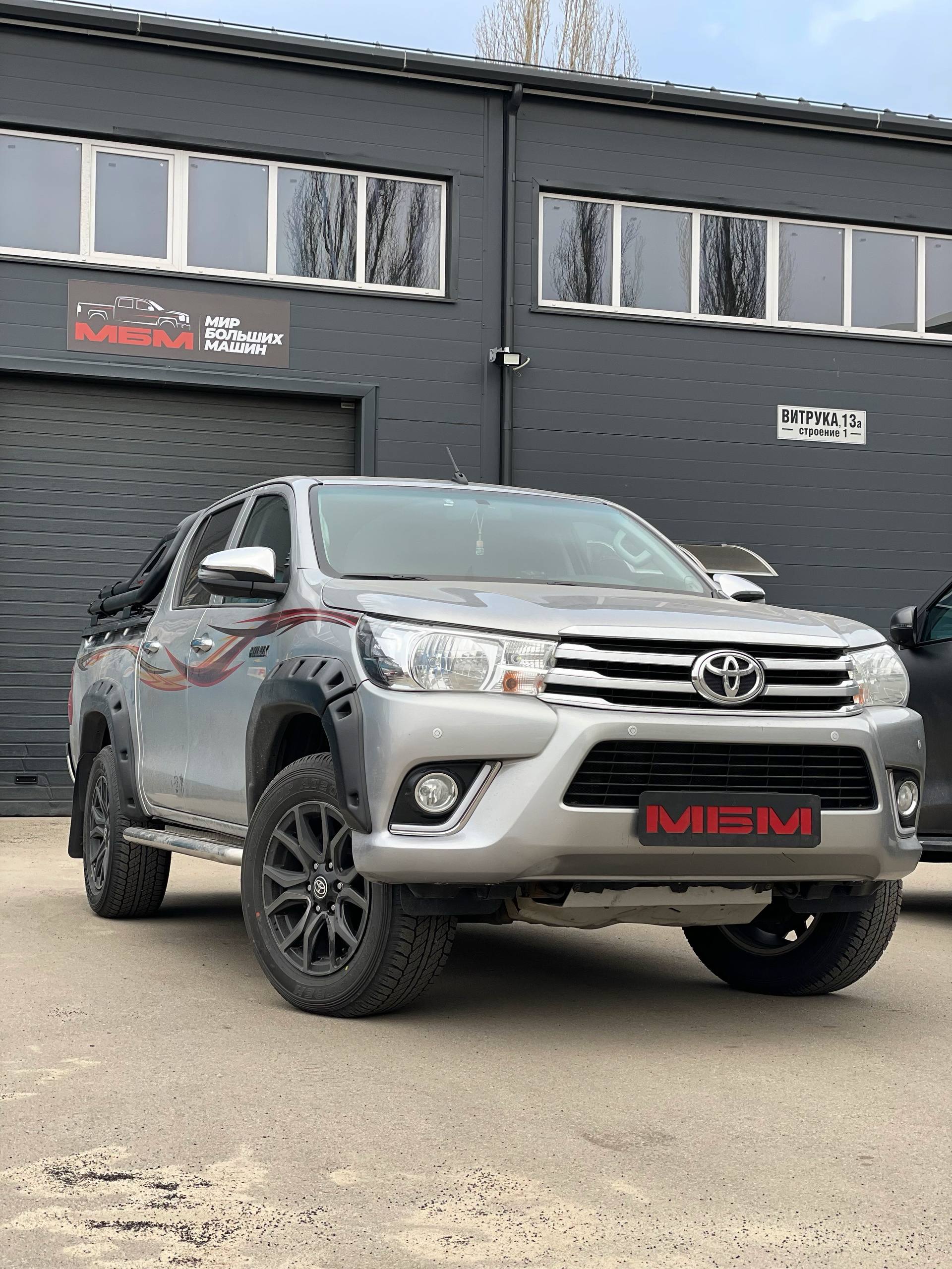 Toyota Hilux установлены : дуга и роллета механическая 5449868815350043432 1 - МБМ МИР БОЛЬШИХ МАШИН MBMTECH