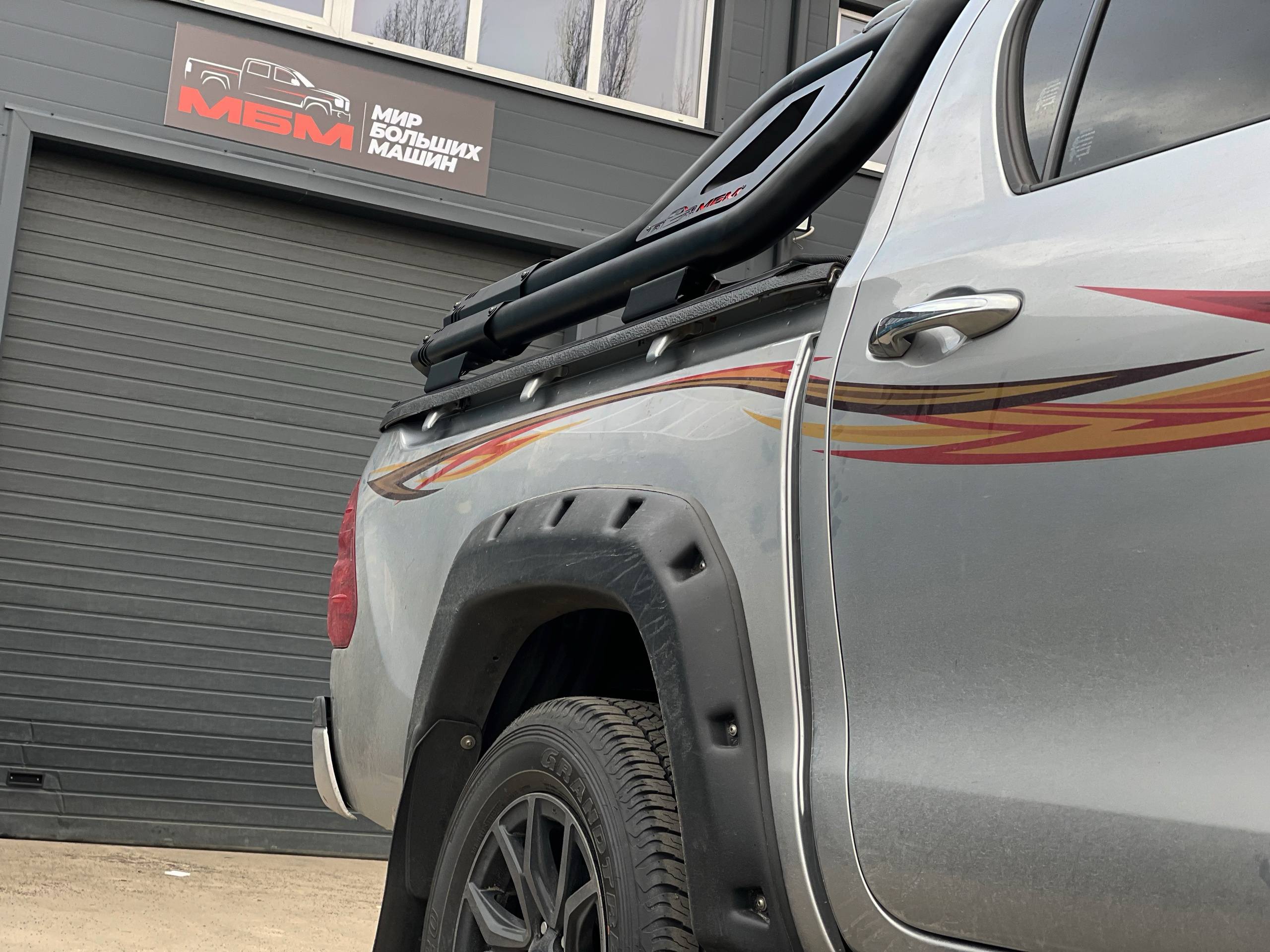Toyota Hilux установлены : дуга и роллета механическая 5449868815350043434 1 - МБМ МИР БОЛЬШИХ МАШИН MBMTECH