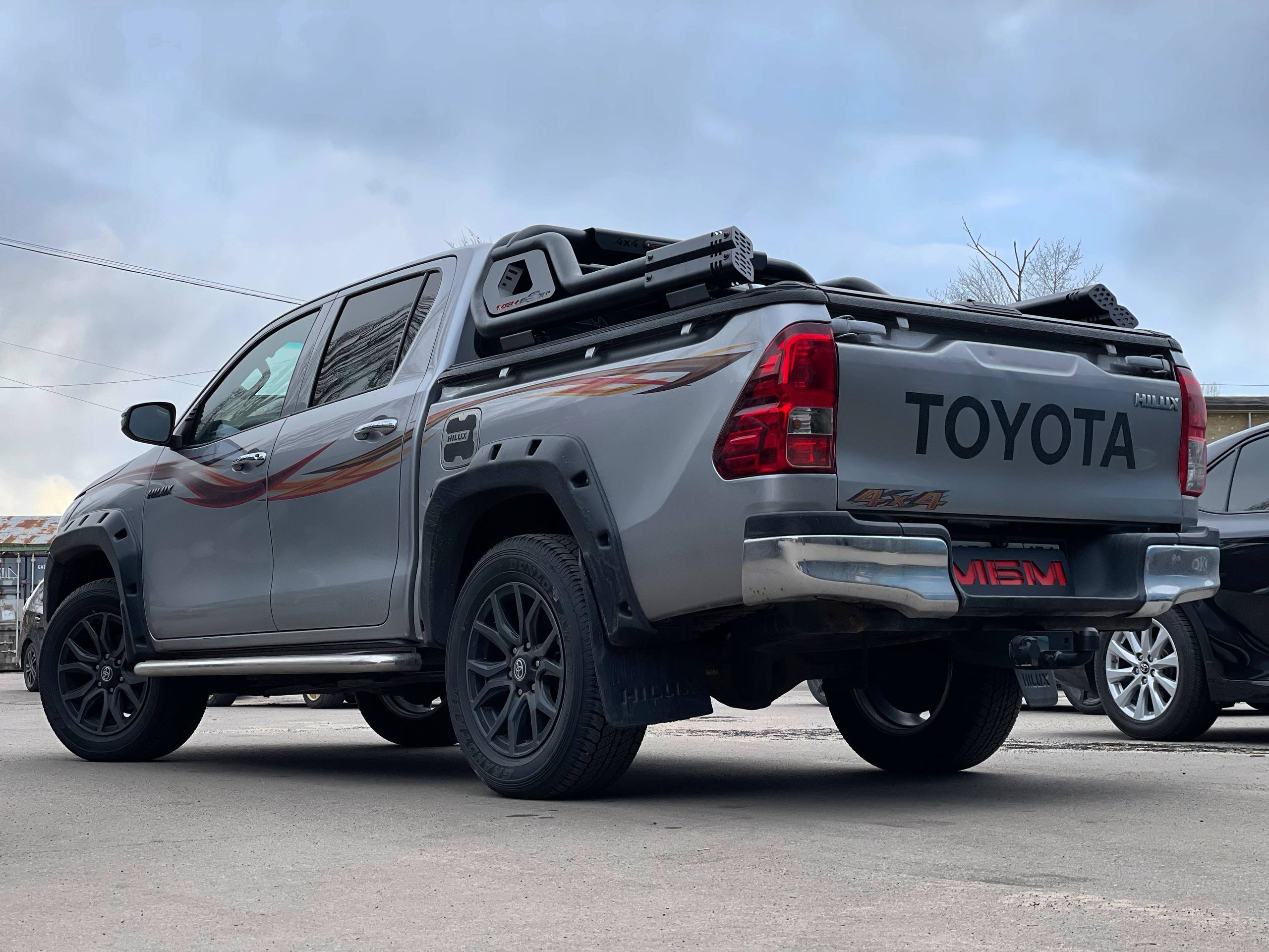 Toyota Hilux установлены : дуга и роллета механическая 5449868815350043440 1 - МБМ МИР БОЛЬШИХ МАШИН MBMTECH