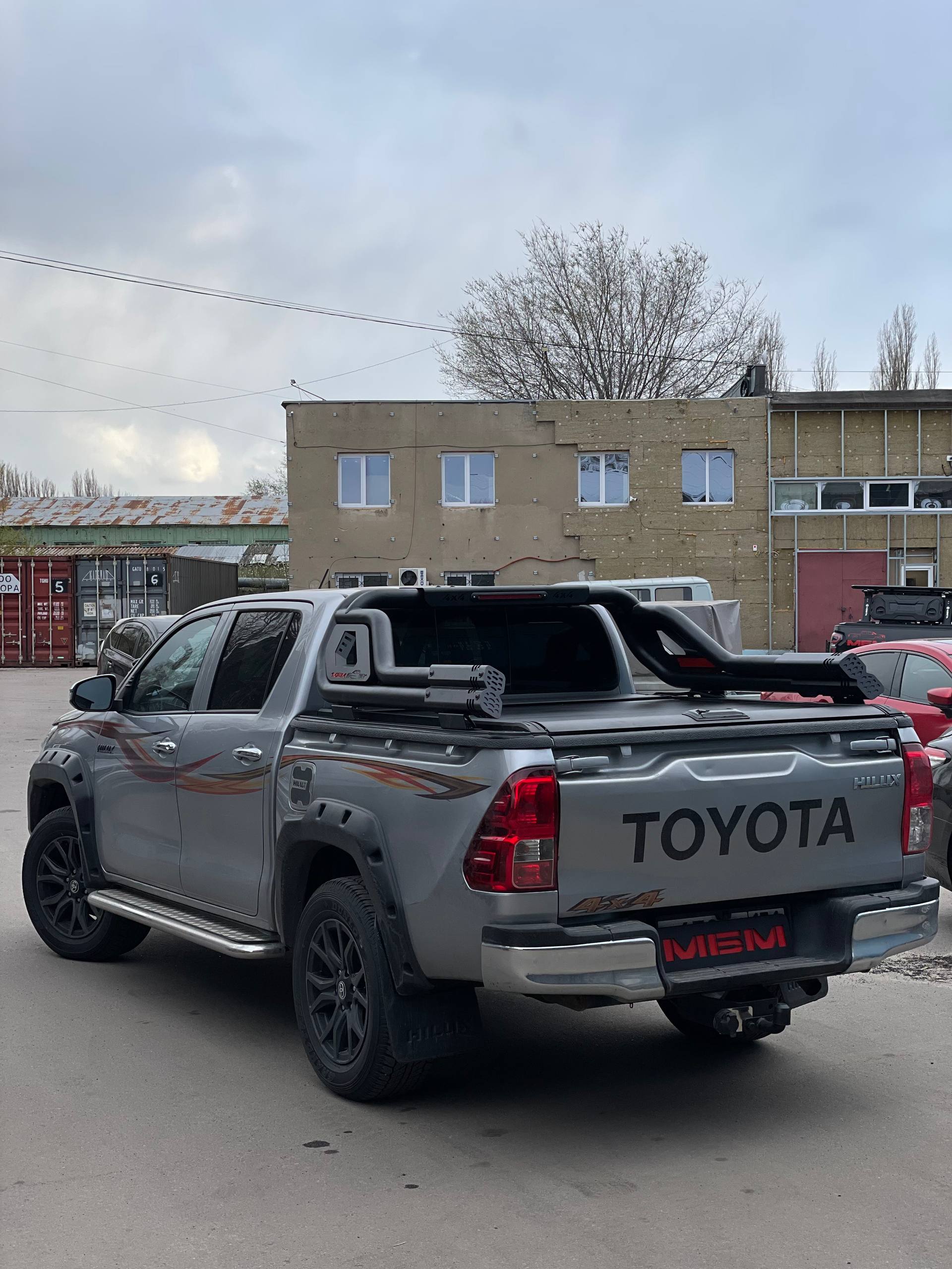 Toyota Hilux установлены : дуга и роллета механическая 5449868815350043444 1 - МБМ МИР БОЛЬШИХ МАШИН MBMTECH