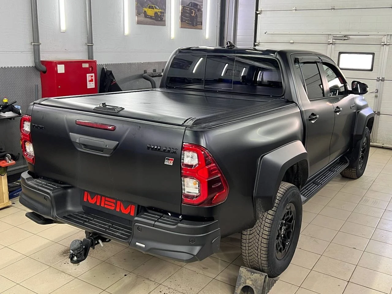 Установили механическую роллету на Toyota Hilux! — фото 1