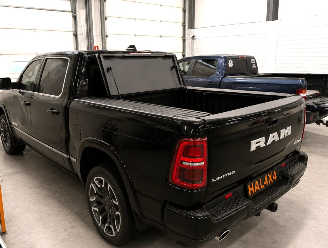 Крышка HAL 4-х секционная RAM 1500 (5 g.) 5'7" Bed, Rambox, с СЕРЕБ.такелаж. рейкой