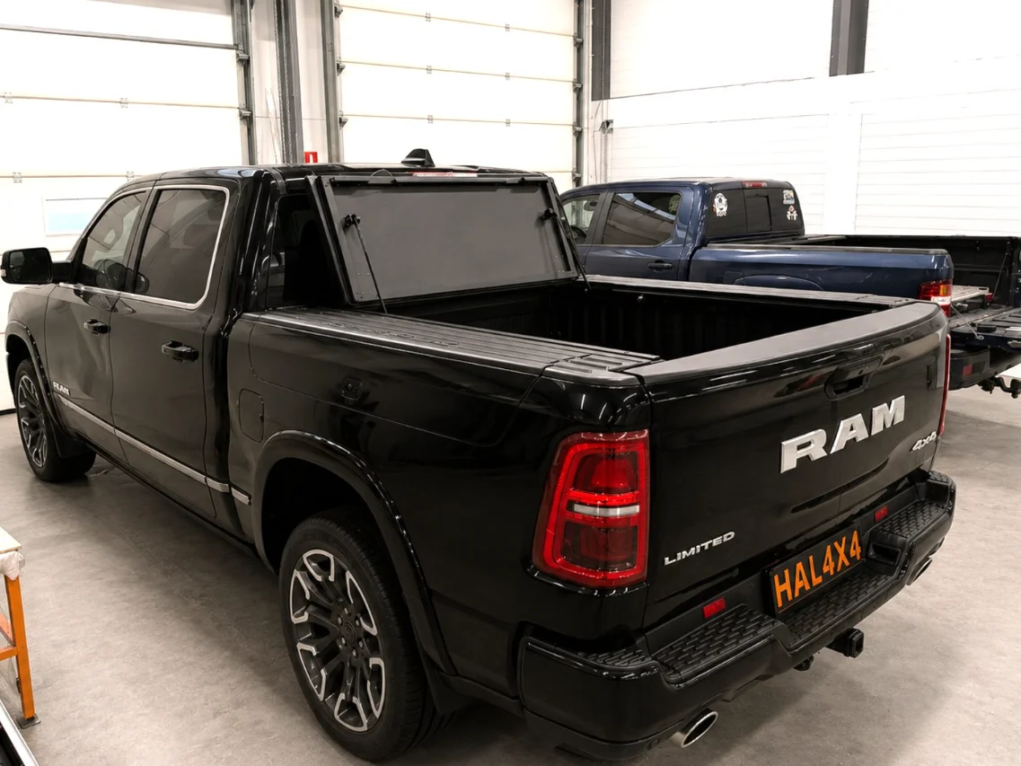 Крышка HAL 4-х секционная RAM 1500 (5 g.) 5'7" Bed, Rambox, ЧЕРНАЯ такелаж. рейка